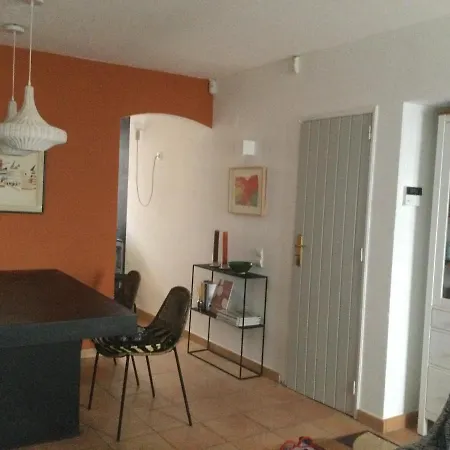 Apartment Yellow House - Checkinhome