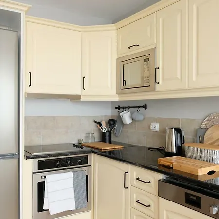 Yellow House - Checkinhome