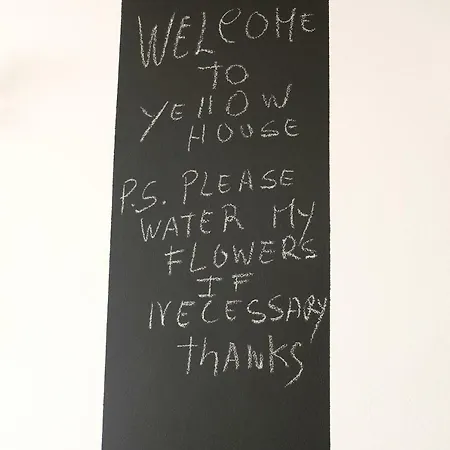 Yellow House - Checkinhome