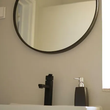 Yellow House - Checkinhome