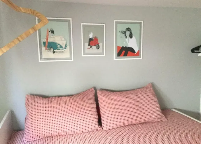 Yellow House - Checkinhome