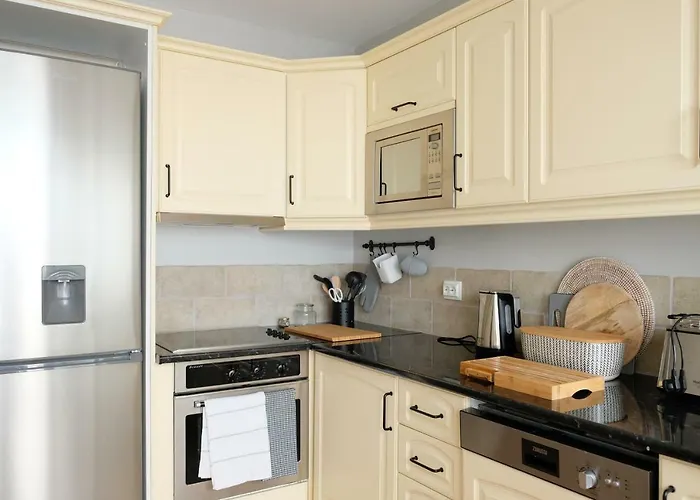 Yellow House - Checkinhome