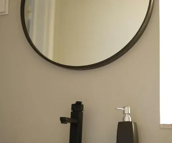 Yellow House - Checkinhome